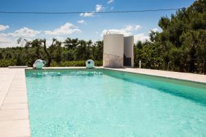 The swimming pool at or close to Il Trullo di Heidi