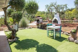 A garden outside Il Trullo di Heidi