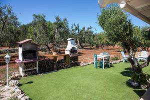 A garden outside Il Trullo di Heidi