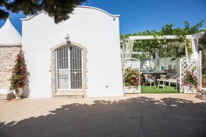 A garden outside Il Trullo di Heidi