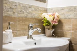 A bathroom at Il Trullo di Heidi