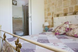 A bed or beds in a room at Il Trullo di Heidi