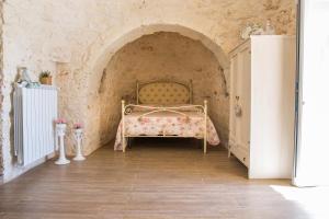 A bed or beds in a room at Il Trullo di Heidi