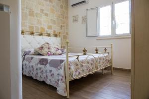 A bed or beds in a room at Il Trullo di Heidi