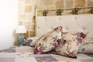 A bed or beds in a room at Il Trullo di Heidi