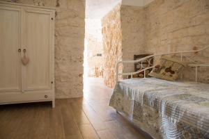 A bed or beds in a room at Il Trullo di Heidi Még 37 kép