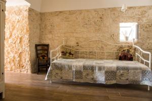 A bed or beds in a room at Il Trullo di Heidi