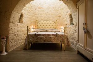A bed or beds in a room at Il Trullo di Heidi
