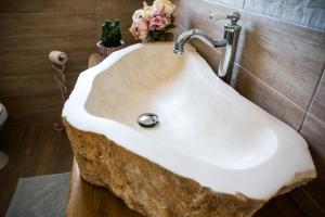 A bathroom at Il Trullo di Heidi