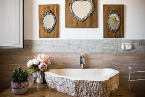 A bathroom at Il Trullo di Heidi