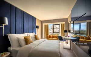 una camera con letto king-size e un soggiorno di Grand Hotel Adriatic a Opatija