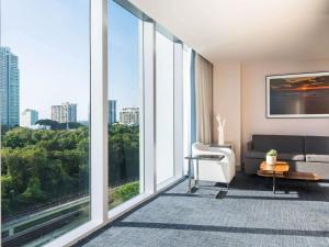 Televiisor ja/või meelelahutuskeskus majutusasutuses Novotel Miami Brickell +37 fotot