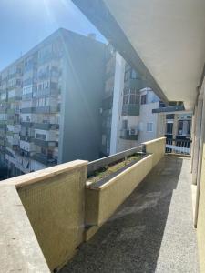 una pasarela vacía delante de un edificio en Olaias Signature Apartment, en Lisboa