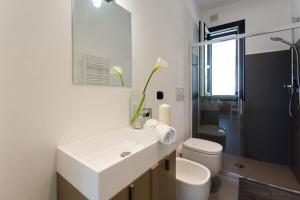 スペッキオッラにあるVilla Roberta by HDSalentoのバスルーム(洗面台、トイレ、鏡付)