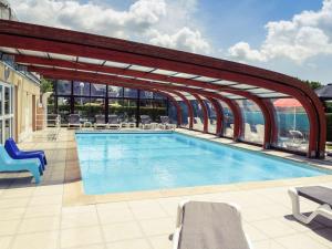 Bazén v ubytování Mercure Cabourg Hôtel & Spa nebo v jeho okolí
