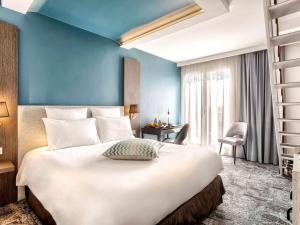 Postel nebo postele na pokoji v ubytování Mercure Cabourg Hôtel & Spa