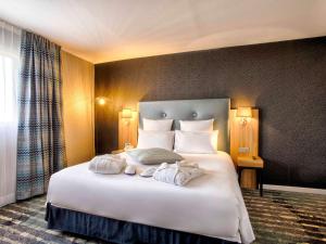 Postel nebo postele na pokoji v ubytování Mercure Cabourg Hôtel & Spa