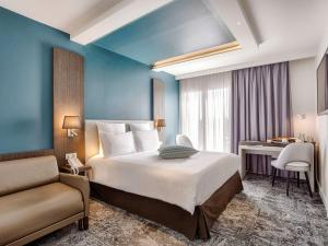 Postel nebo postele na pokoji v ubytování Mercure Cabourg Hôtel & Spa