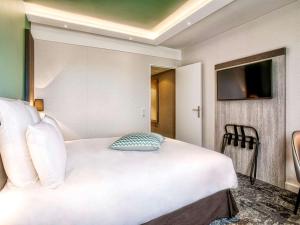 TV a/nebo společenská místnost v ubytování Mercure Cabourg Hôtel & Spa