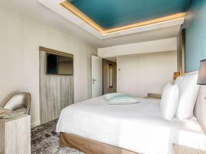 Postel nebo postele na pokoji v ubytování Mercure Cabourg Hôtel & Spa