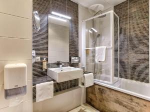 Koupelna v ubytování Mercure Cabourg Hôtel & Spa