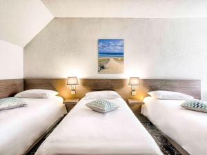 Postel nebo postele na pokoji v ubytování Mercure Cabourg Hôtel & Spa
