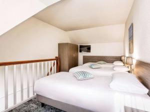 Postel nebo postele na pokoji v ubytování Mercure Cabourg Hôtel & Spa