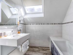Koupelna v ubytování Mercure Cabourg Hôtel & Spa