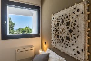 スペッキオッラにあるVilla Roberta by HDSalentoのベッドルーム1室(ベッドの横に窓付)