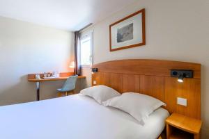 Postel nebo postele na pokoji v ubytování Comfort Hotel Amiens Nord
