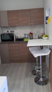 een keuken met een wit aanrecht en een wastafel bij Studio Anastasia in Limassol