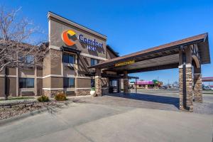 una tienda frente a un concesionario de coches en Comfort Inn Grand Island North, en Grand Island