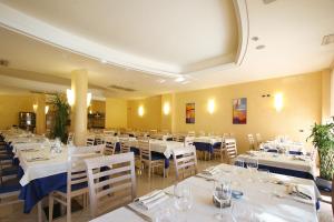 Um restaurante ou outro lugar para comer em Hotel Bologna