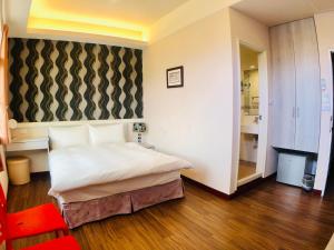 A bed or beds in a room at 夢海民宿