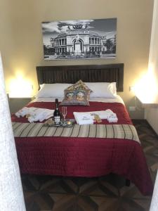 un letto con un vassoio e una bottiglia di vino sopra di b&b nonno peppe a Palermo