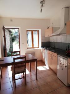 Virtuvė arba virtuvėlė apgyvendinimo įstaigoje Gite des Gorges de l'Ardèche