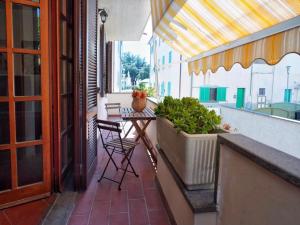 a balcony with a table and chairs on a balcony at Casa Garibaldi con Terrazzo e Parking, Mare 1 min in San Vincenzo