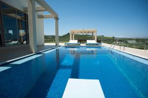 een zwembad met een prieel naast een huis bij Luxury 6-Bedroom Villa With Private Pool- Villa Prigipessa in Chania