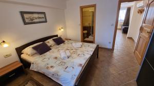 マリンスカにあるApartmani Sidroのタオルが敷かれたベッドのある寝室 +24枚の写真