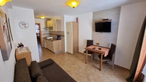 マリンスカにあるApartmani Sidroのソファとテーブルのある小さなリビングルーム