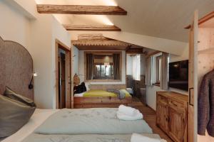 a bedroom with two beds and a mirror at Hoagascht in Flachau