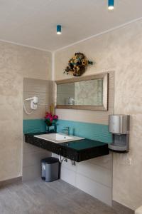 マリンスカにあるApartmani Sidroの洗面台と鏡のあるバスルーム