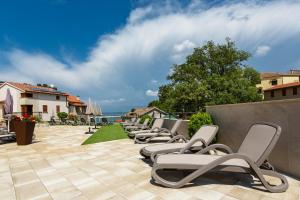 マリンスカにあるApartmani Sidroのパティオ(ラウンジチェア付)