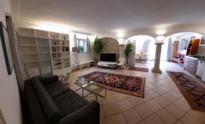 ein Wohnzimmer mit einem Sofa und einem TV in der Unterkunft Ferienhaus und Apartment Idolsberg in Idolsberg
