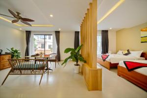 a bedroom with a bed and a table and a chair at Tam Hong Phuc Homestay Hoi An in Hoi An +24 photos