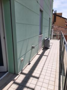 a balcony with a green wall and a door at Casa VerdeMare in Porto Recanati