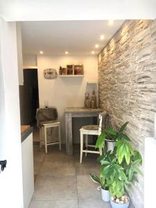 Habitación con mesa y pared de piedra. en Residenza Tulipani, en Losone