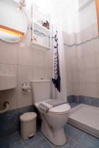 uma casa de banho com um WC, um chuveiro e uma banheira em Elli Cozy House em Corfu Town