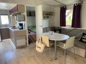 Kuchyň nebo kuchyňský kout v ubytování Camping La Clape Village