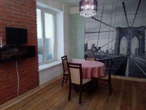 a dining room with a pink table and chairs at Бруклінський міст.Студія в центрі. in Ivano-Frankivsʼk